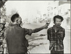 ویتنام، سایگون، 1968 - عکس معروف آسوشیتدپرس از اعدام یک ویت‌کنگ در وسط خیابان توسط ژنرال لون