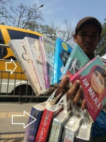 کتابفروشی یک دستفروش نوجوان در هند - منبع عکس صفحه فیس‌بوک پائولو کوئلیو