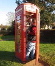 کیوسک تلفن در انگلستان که به محلی برای امانت گرفتن  کتاب تبدیل شده